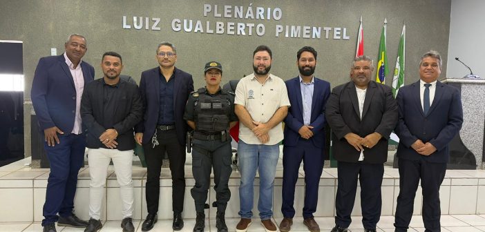 Na 10ª Sessão Ordinária do 1º Semestre de 2026, os vereadores receberam a nova comandante do 51º Batalhão de Polícia Militar, a Major Alessandra Lopes Leal Bandeira. A visita institucional proporcionou a apresentação da oficial aos parlamentares e reforçou o compromisso de cooperação entre a Polícia Militar e o Poder Legislativo em prol da segurança da população.